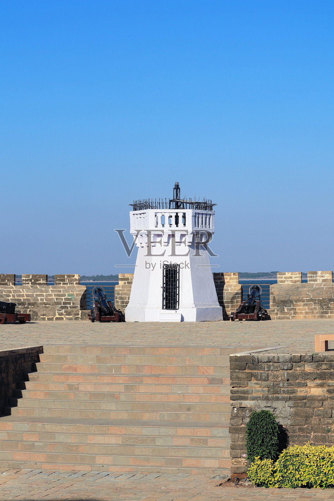 库尔卡灯塔:16世纪葡萄牙人在东部建造的第乌堡的图像。著名景点帝乌堡的老灯塔。由葡萄牙人建造,位于印度的达曼和第乌。照片摄影图片