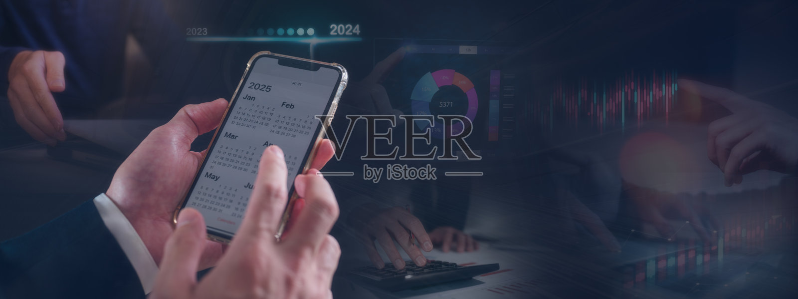 新一年的商业规划和挑战策略2025概念雄心勃勃地开始新的一年2025倒计时圣诞快乐新年快乐商人拿着智能手机照片摄影图片