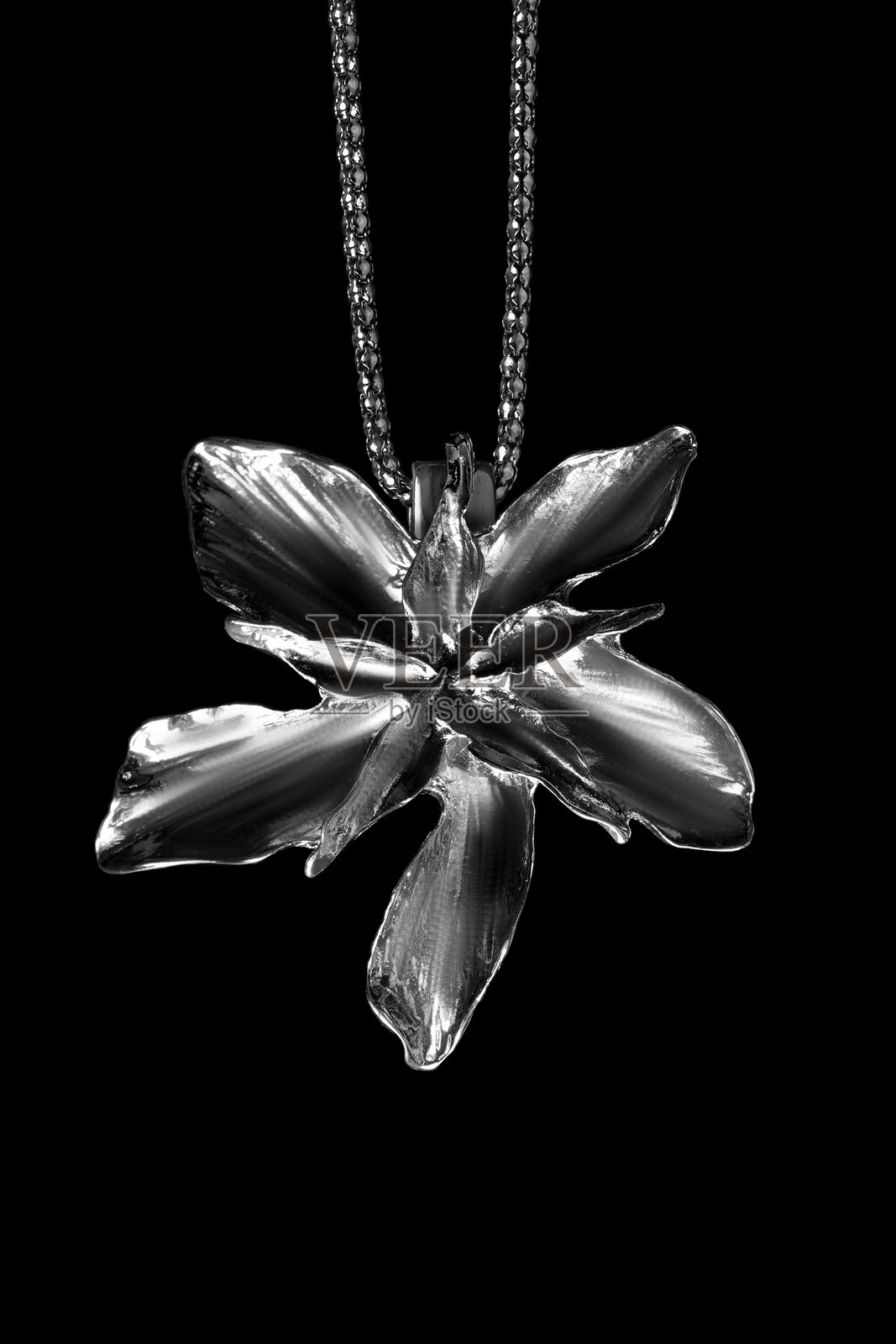 黑色背景上的金项链照片摄影图片