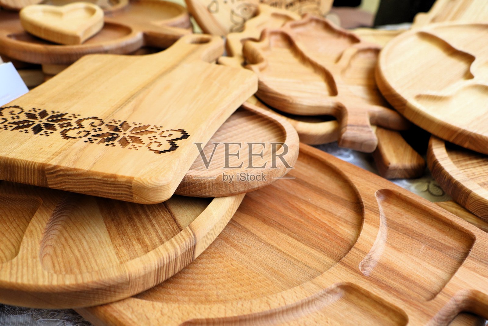 精美手工制作的木质切菜板和时尚餐盘,适合您的家居和厨房照片摄影图片