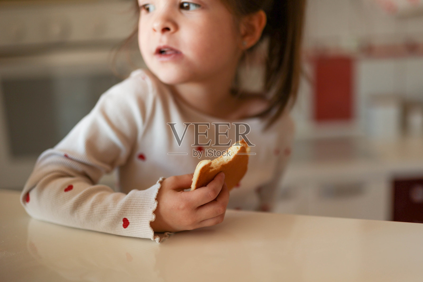 女孩的一口煎饼。照片摄影图片