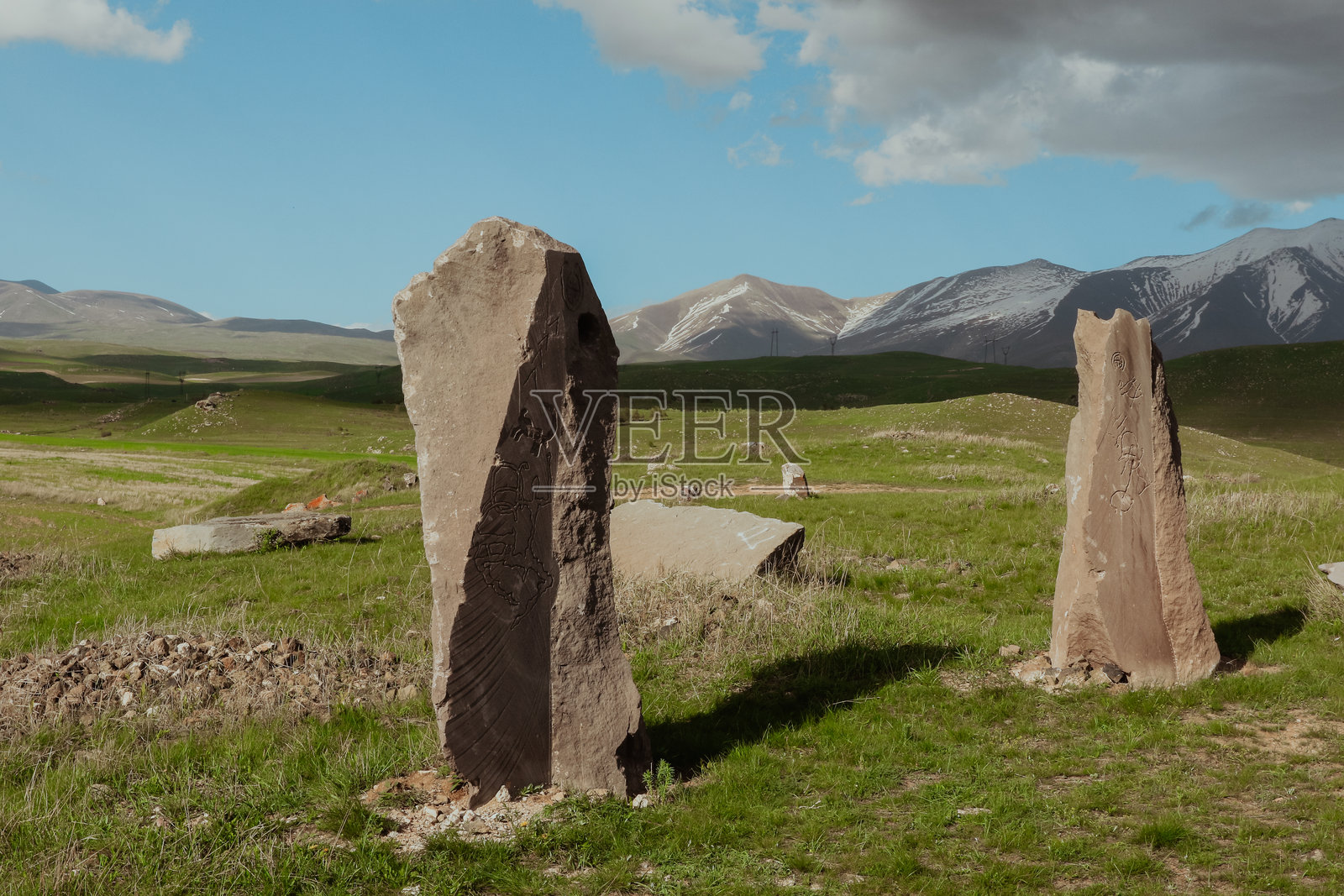 春天晴朗的一天,亚美尼亚风景中的古代立石照片摄影图片