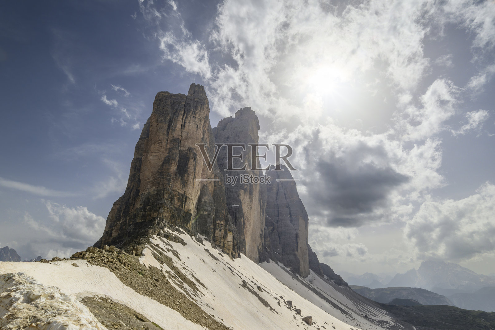意大利多洛米蒂山脉的三峰,覆盖着雪和冰照片摄影图片