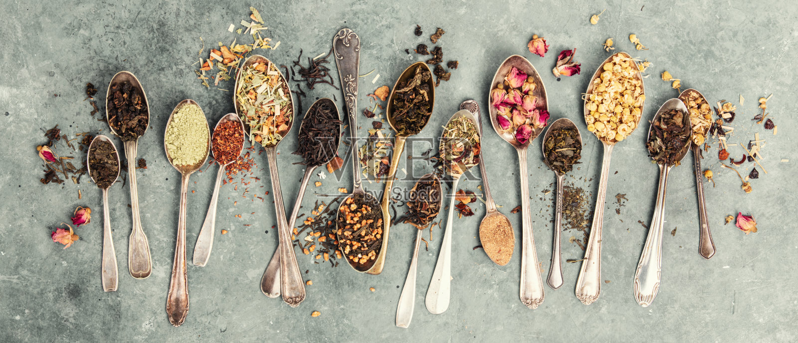 复古勺子与各种茶和草药横幅照片摄影图片