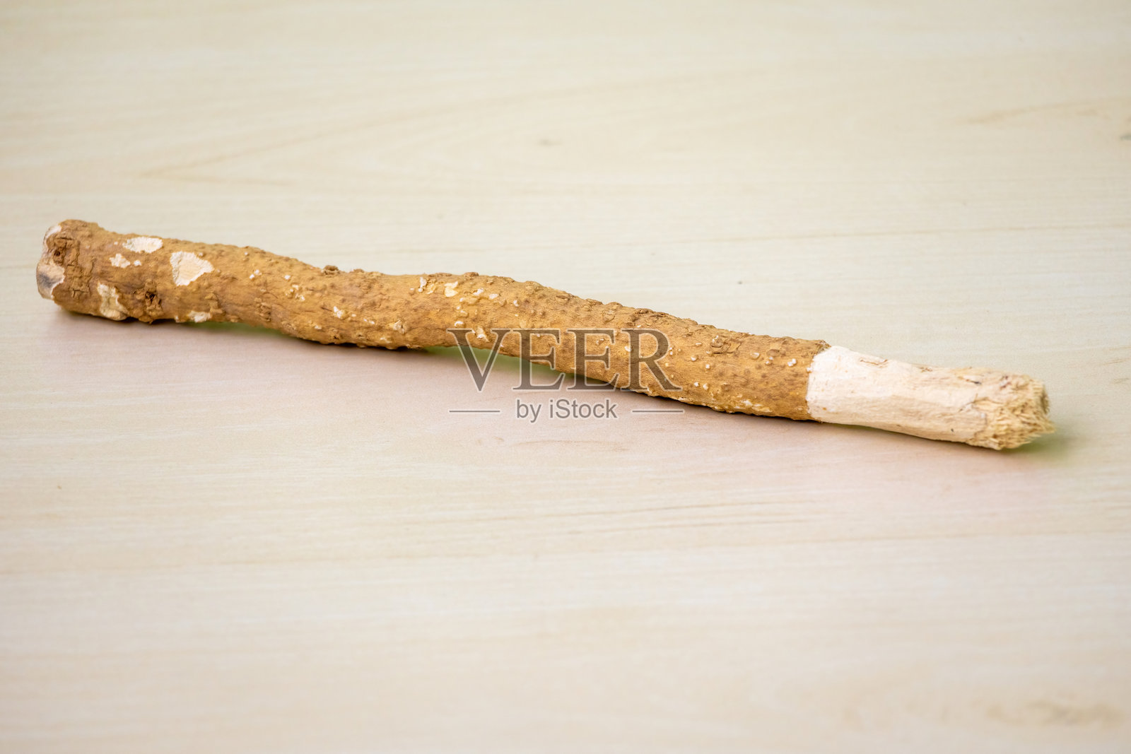 伊斯兰天然牙刷Miswak。这是一种传统的咀嚼棒,用于口腔卫生,由根,细枝和茎的萨尔瓦多persica植物。照片摄影图片