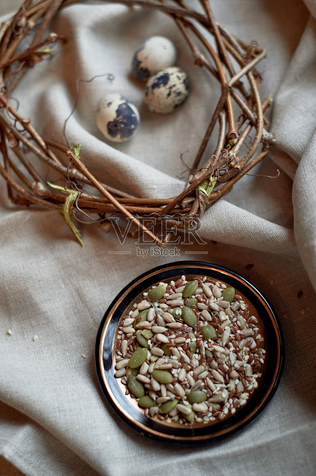 用树枝、草和泥土做的窝里有一个破碎的鸟蛋照片摄影图片