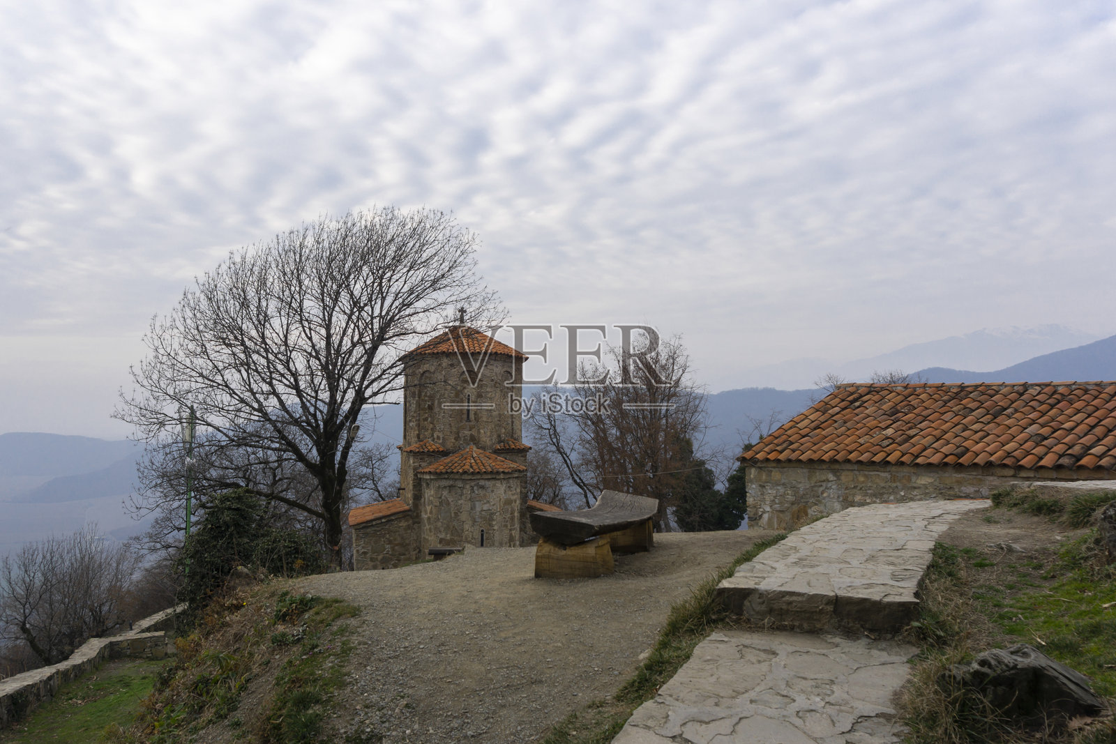 格鲁吉亚内克雷西修道院的建筑和教堂。橙色的瓷砖,石头铺就的小路照片摄影图片