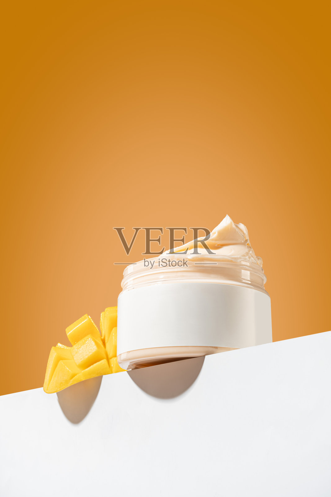 无标识、标签的化妆品泵瓶包装。一瓶芒果味的身体乳照片摄影图片