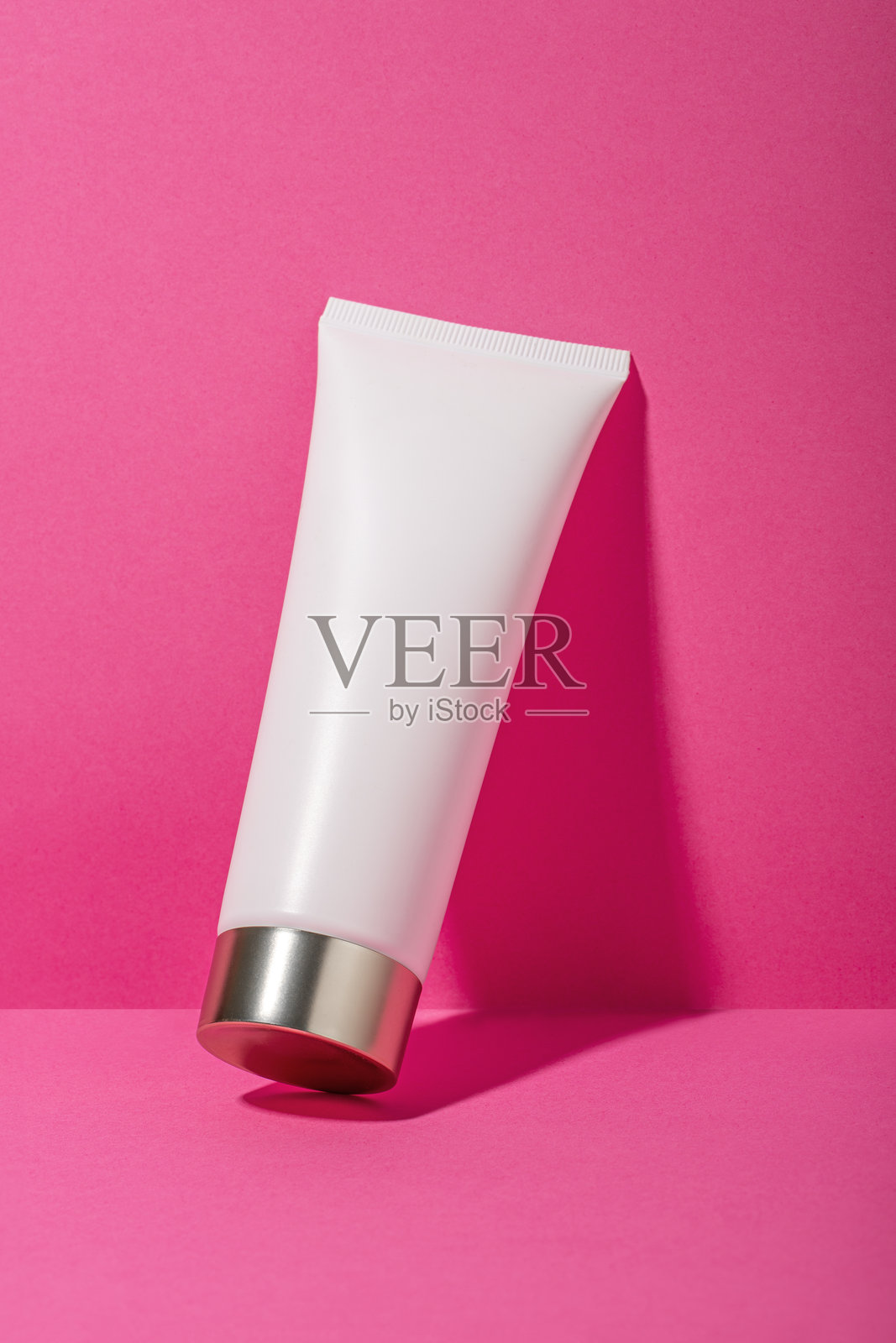 粉红色背景的面部和身体化妆品照片摄影图片