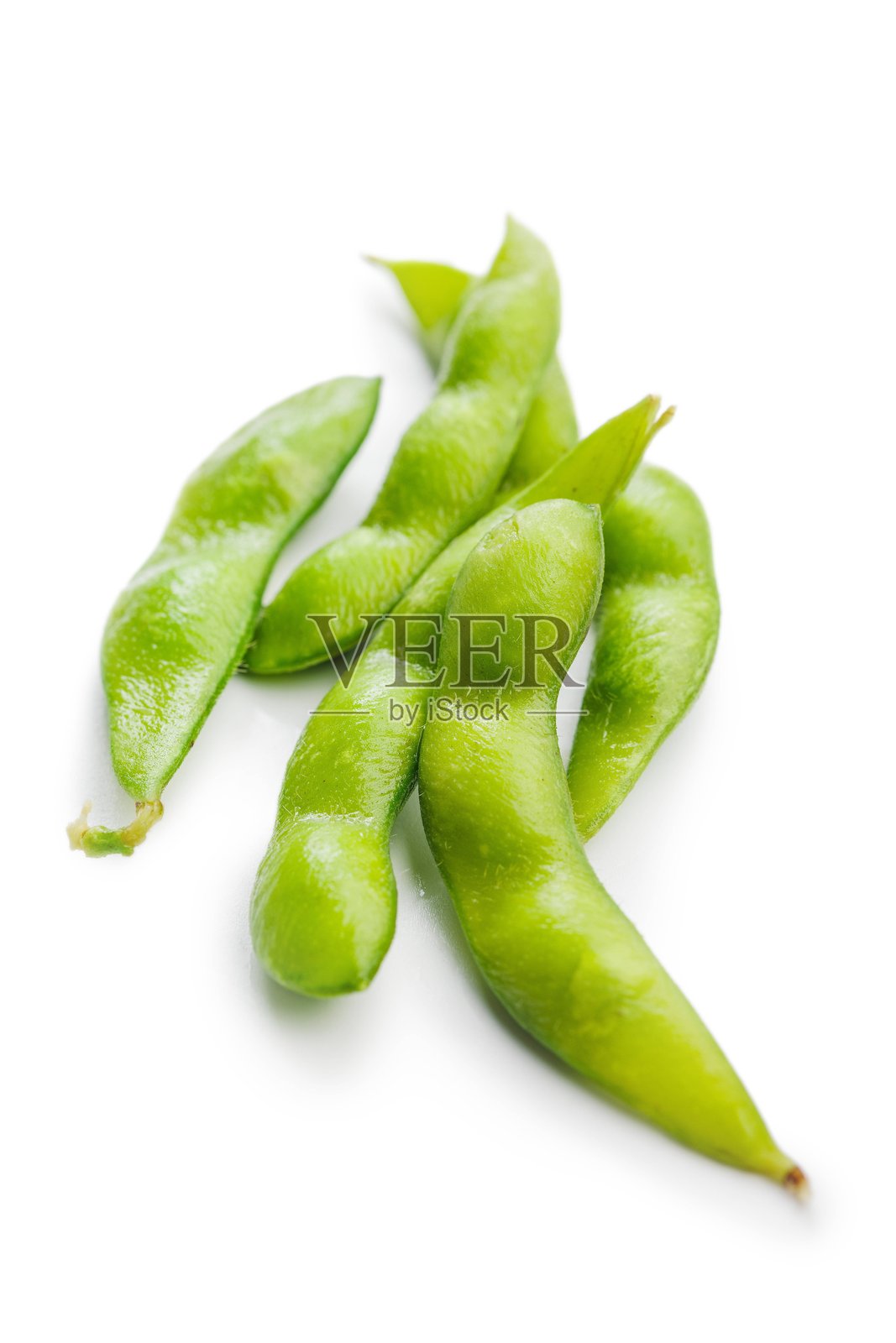 绿色毛豆荚。新鲜大豆放在木桌上的碗里。照片摄影图片