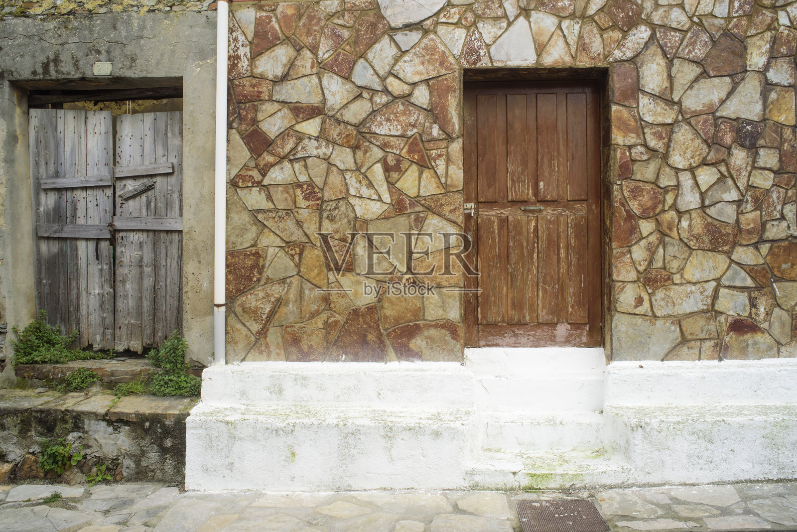 石质外立面上的木门照片摄影图片