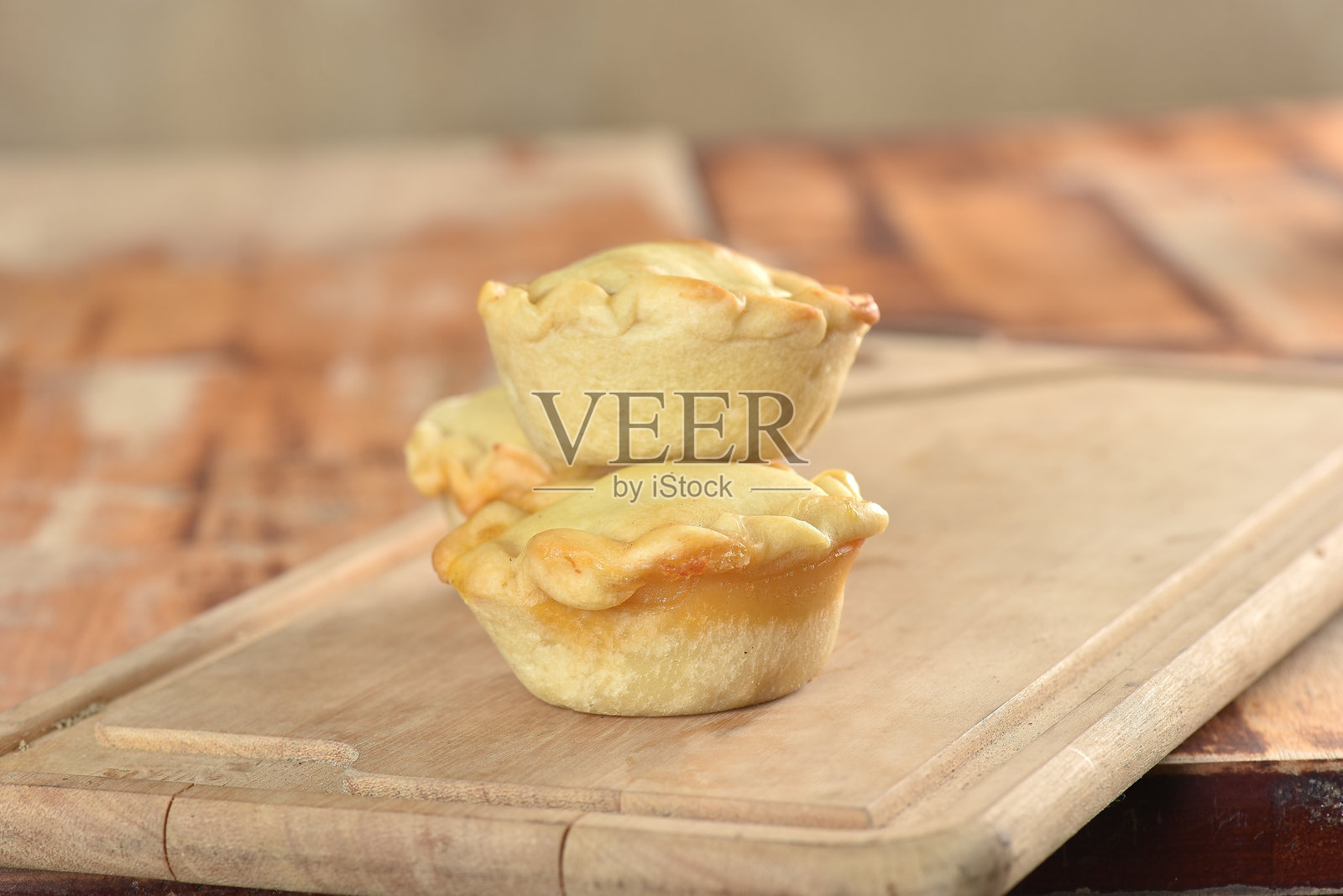 巴西戈亚斯的小馅饼,烤鸡馅饼,典型的巴西美食照片摄影图片