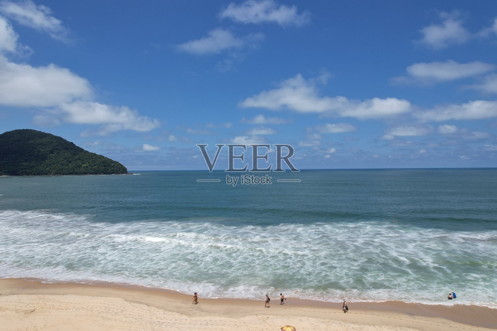 巴西乌巴图巴的北红沙滩,阳光明媚的一天照片摄影图片