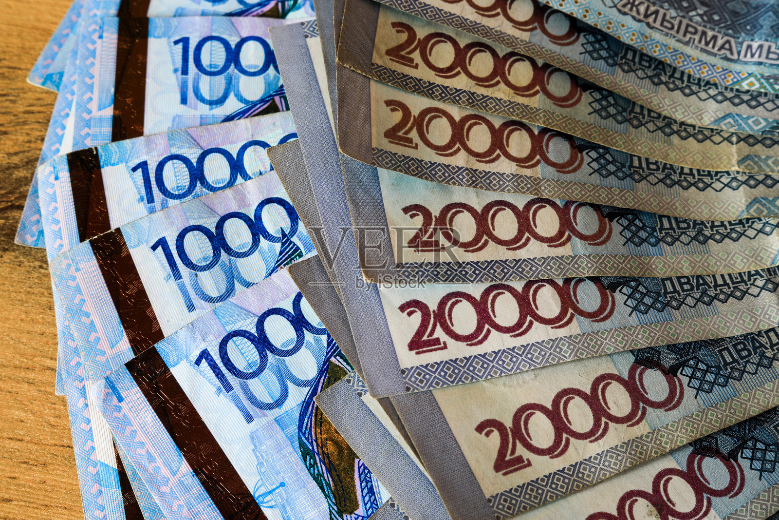 桌子上放着10,000坚戈和20,000坚戈的碎片照片摄影图片