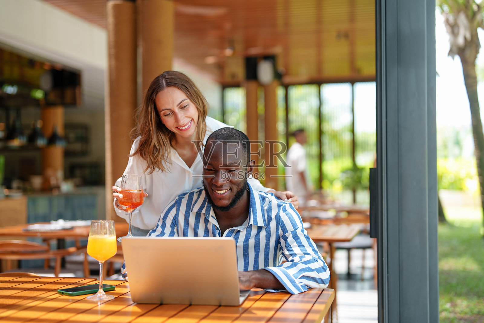 年轻企业家在热带咖啡馆环境中合作照片摄影图片