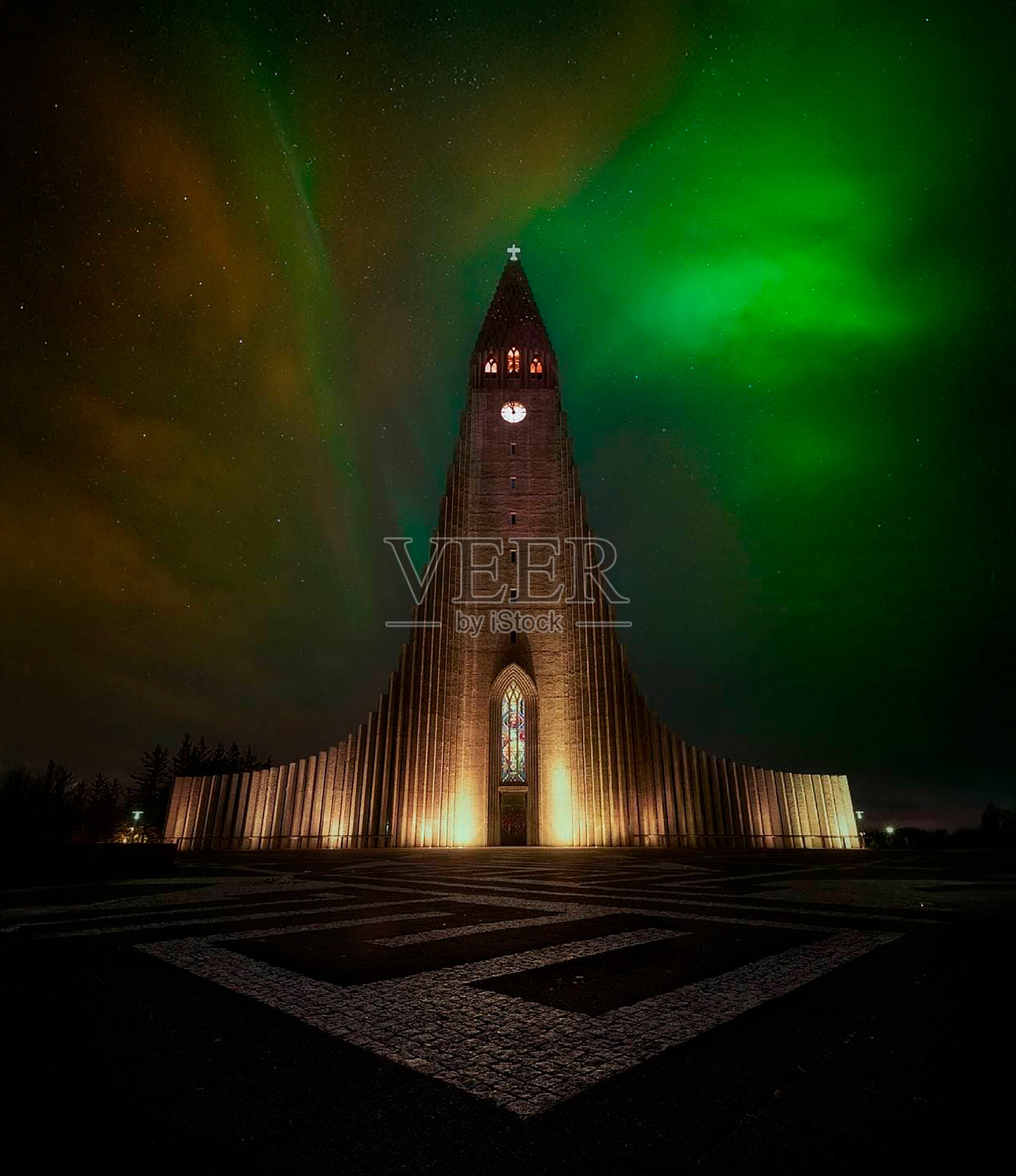 雷克雅未克哈尔格林姆斯教堂上空的小型极光的垂直视角照片摄影图片