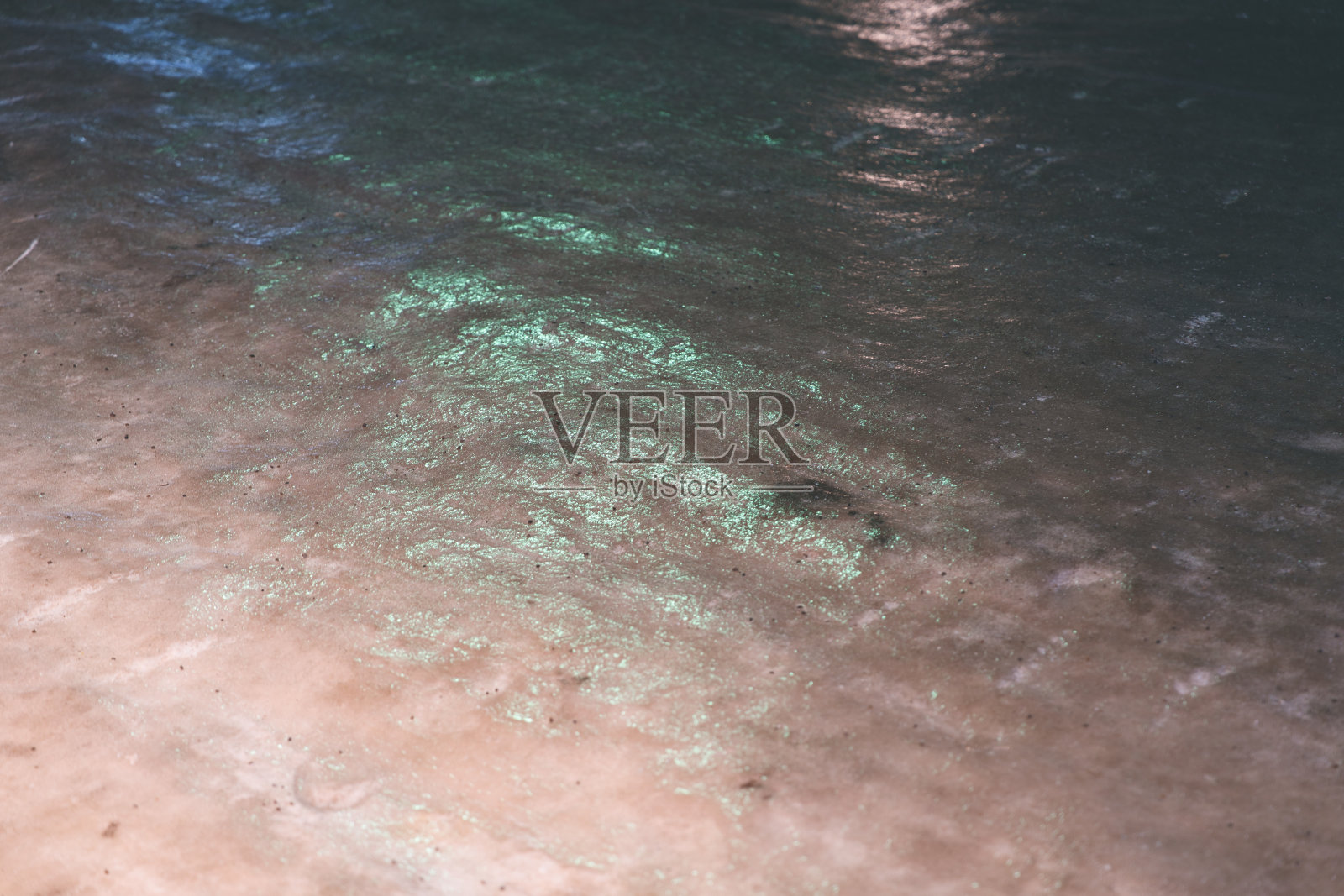 日本北海道札幌市的薄野地区结冰的道路或黑冰照片摄影图片