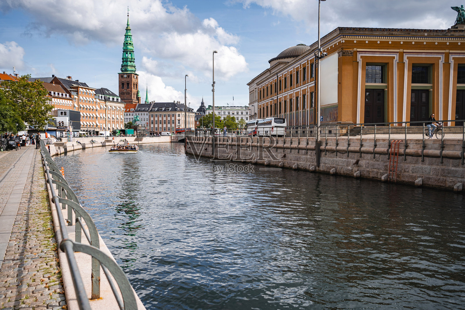 游客们在丹麦哥本哈根的阳光明媚的日子里享受船游。照片摄影图片