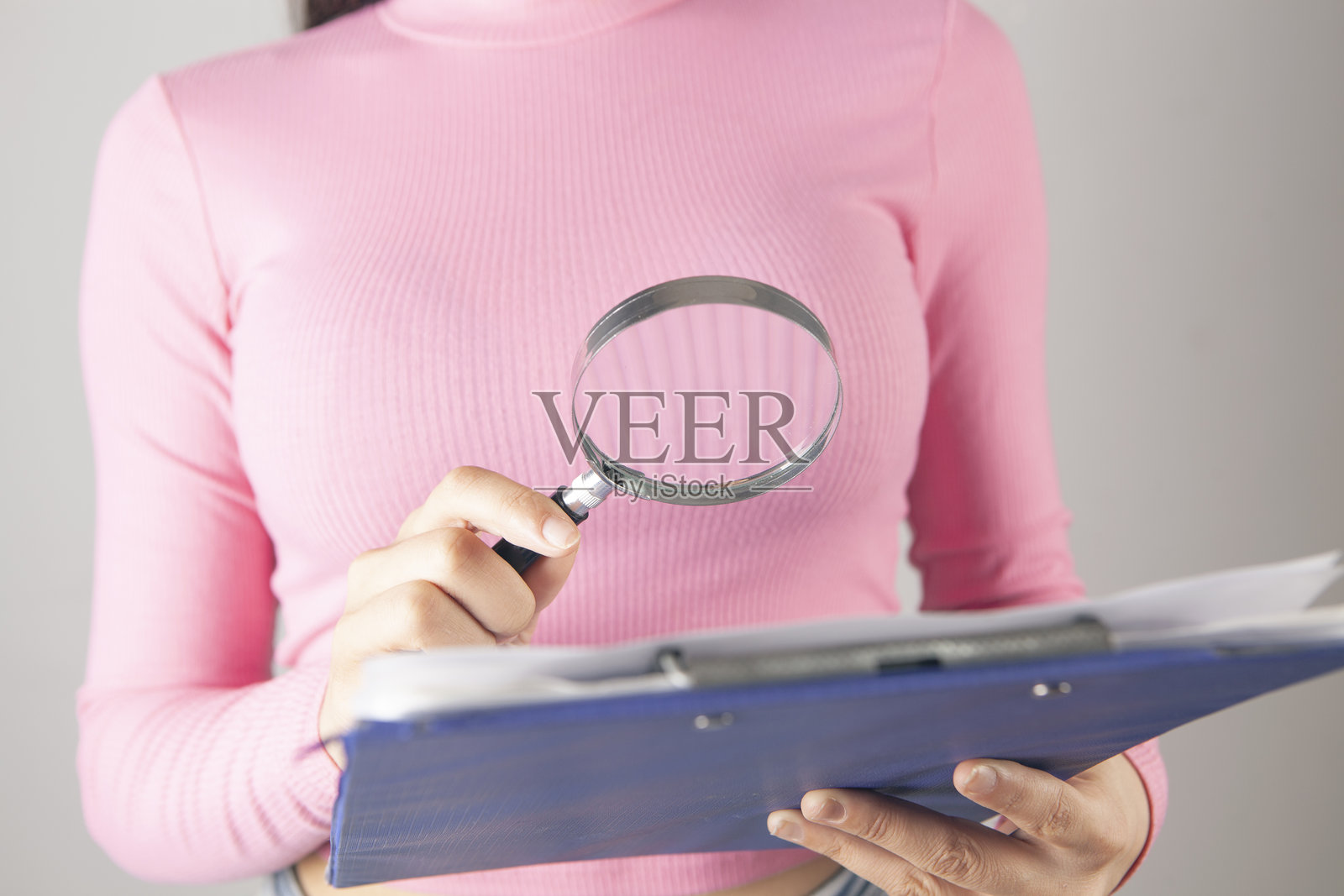女人用放大镜检查纸张照片摄影图片