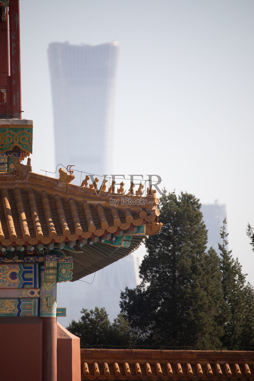 北京的故宫被现代建筑环绕照片摄影图片