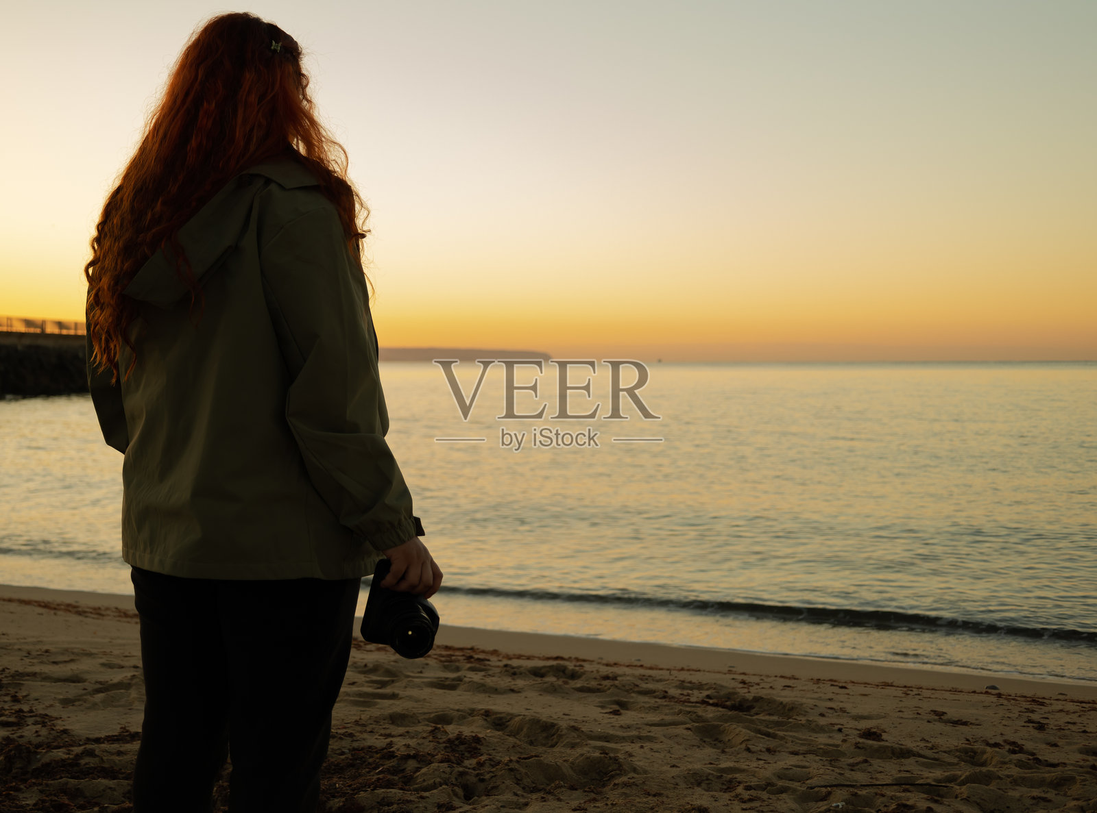 女摄影师望向大海照片摄影图片