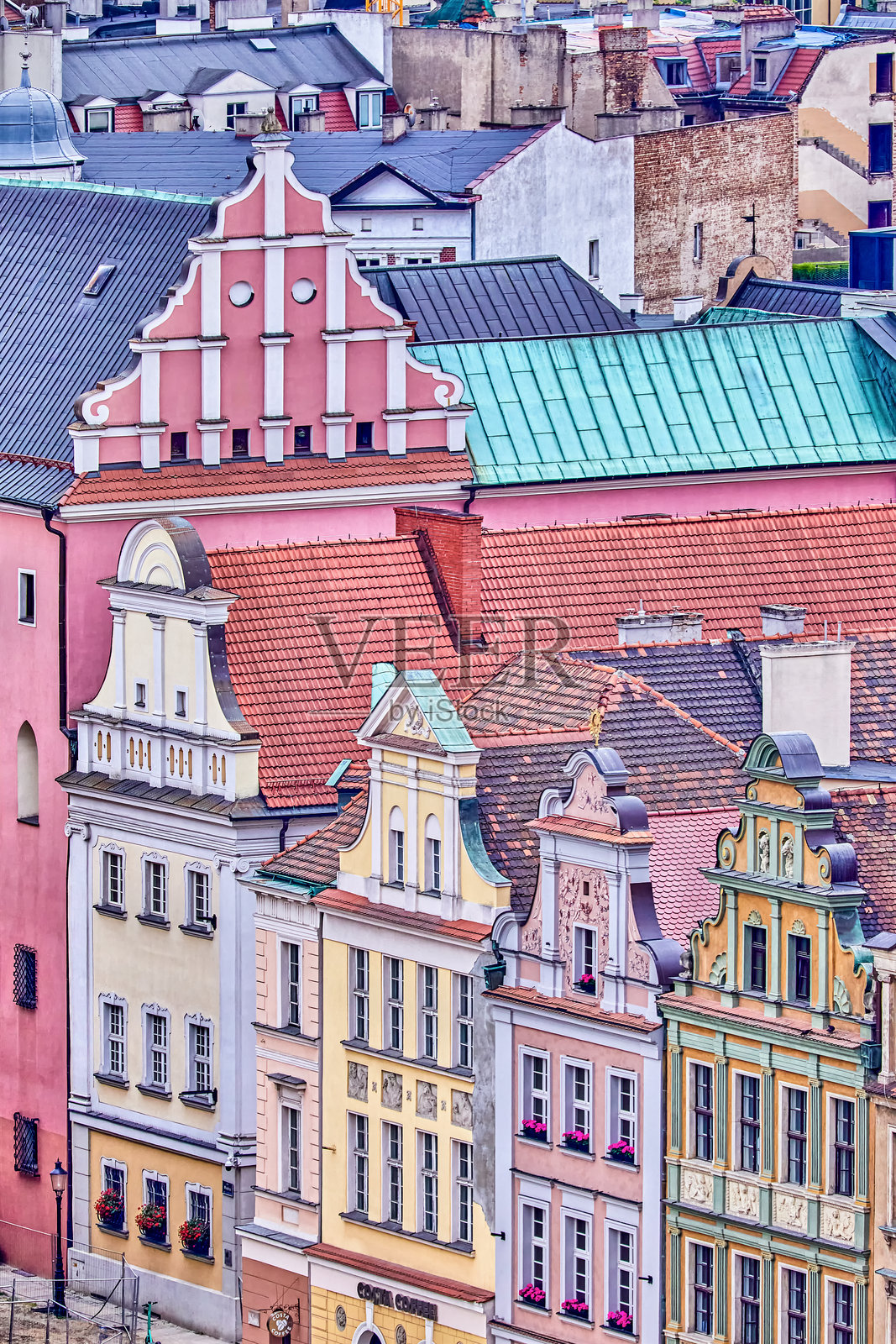 波兹南老市场的五彩缤纷的房屋,老市场是这个广场的名称,成立于1253年,作为商品买卖的市场,位于欧洲波兰的波兹南。照片摄影图片