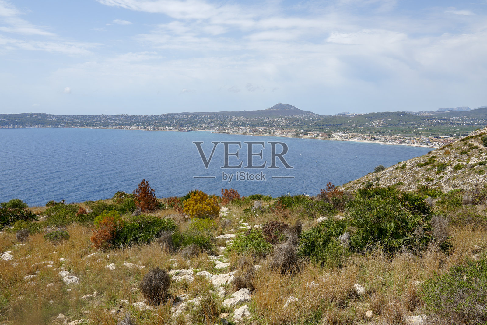 阿利坎特省的圣安东尼奥岬,背景是蒙戈山和灯塔。照片摄影图片