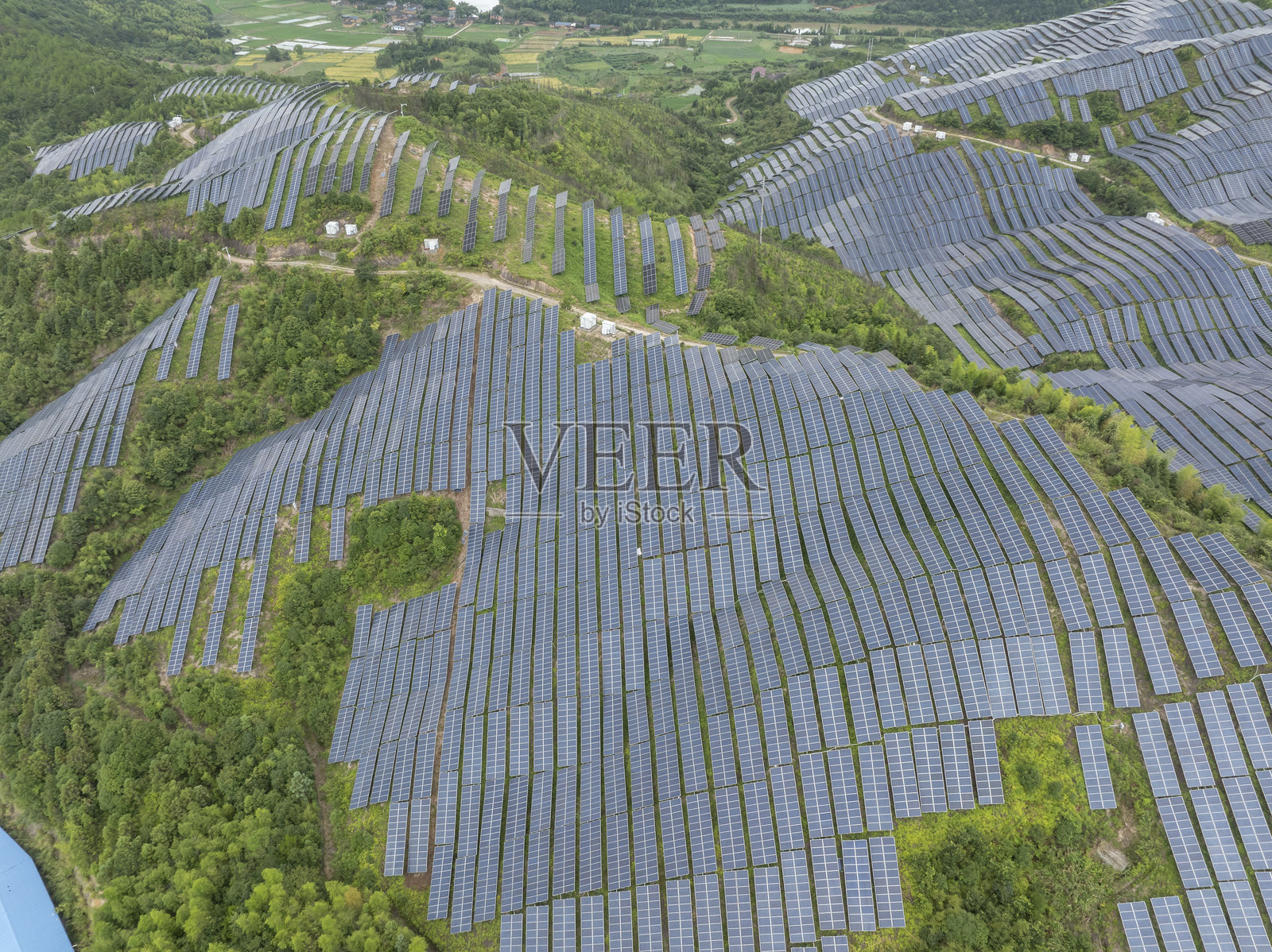 山坡上整齐排列着太阳能光伏发电站。照片摄影图片