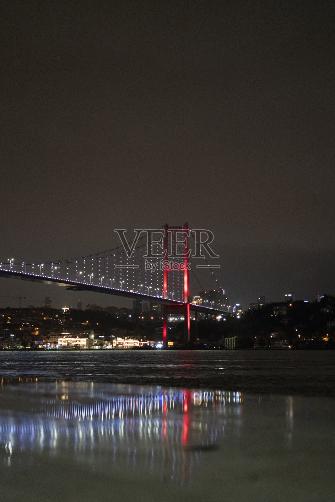 美丽的博斯普鲁斯大桥和夜晚的伊斯坦布尔市照片摄影图片