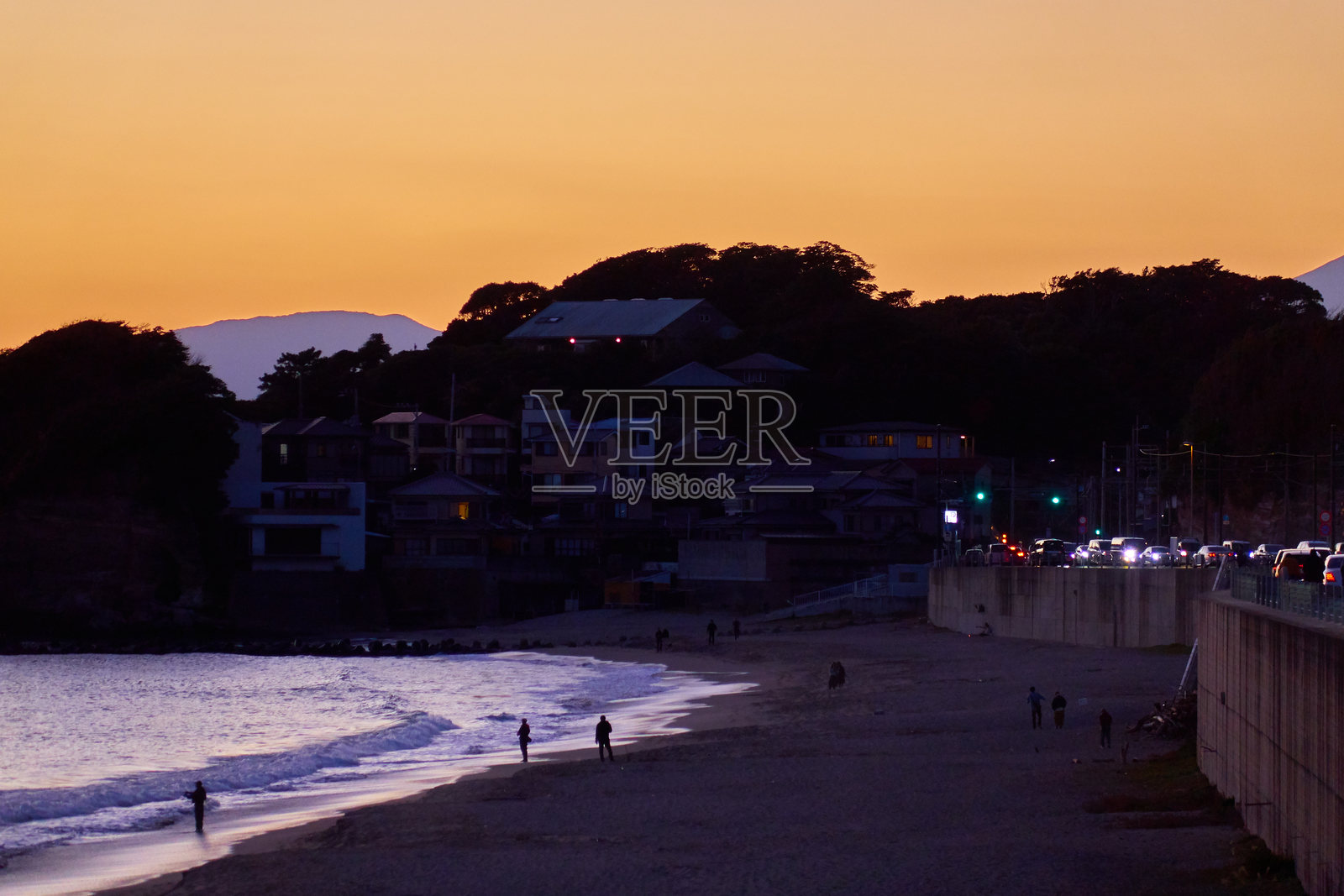 日落时分,海滩与阴郁天空的美丽景色照片摄影图片