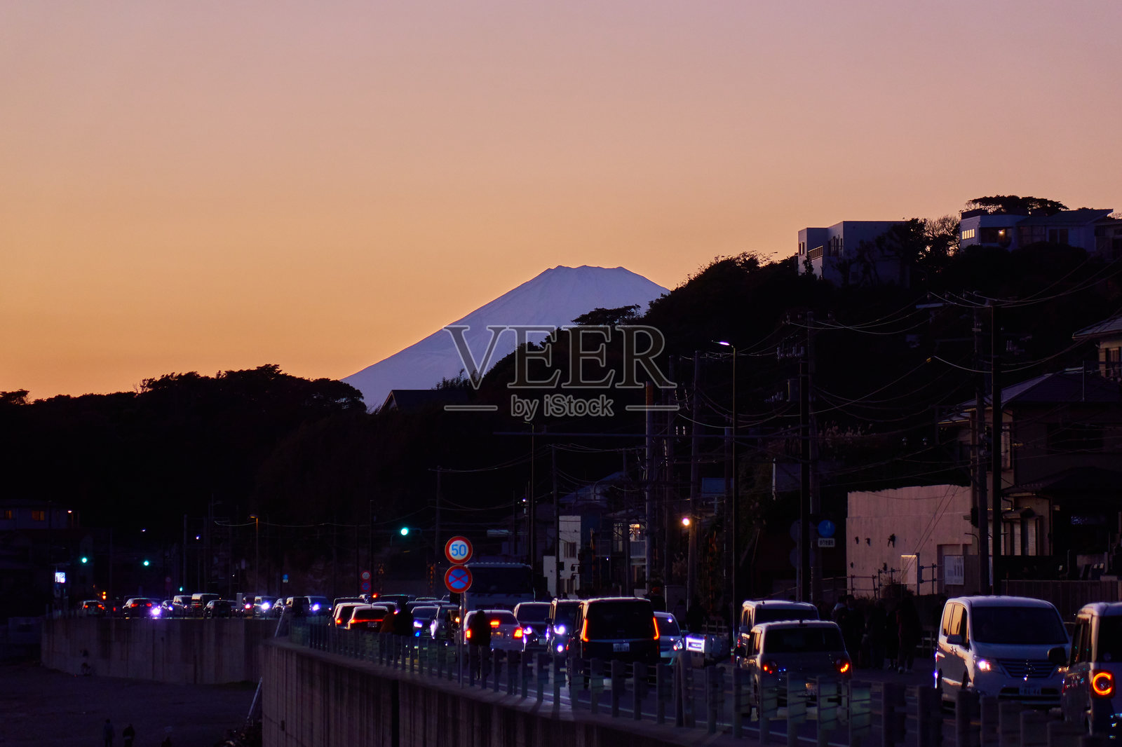 日落时分,海滩与阴郁天空的美丽景色照片摄影图片