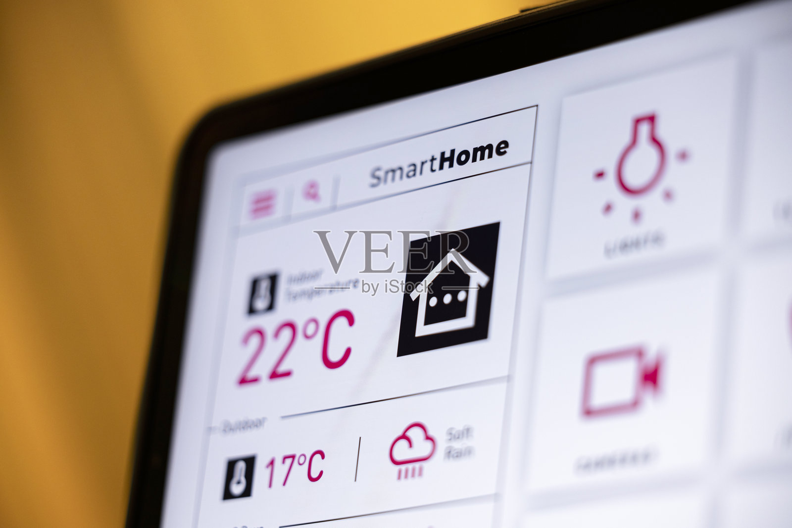 现代客厅夜间的智能家居控制平板照片摄影图片