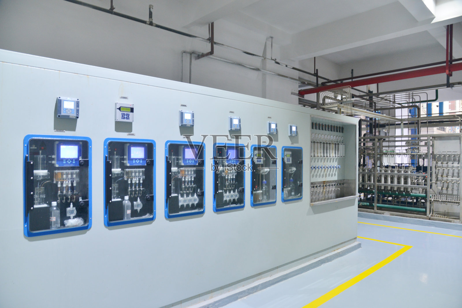 工厂的电力供应控制开关柜房间照片摄影图片