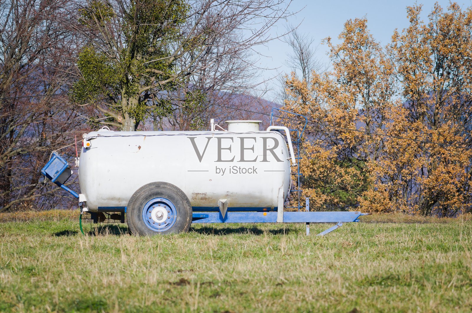 牧场上的牲畜饮水槽。牛的饮水地点。照片摄影图片