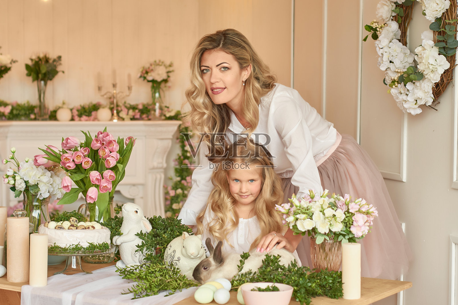 快乐复活节贺卡。家庭母亲和孩子在复活节厨房里。照片摄影图片