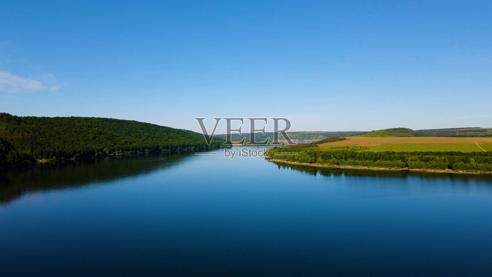 从山上俯瞰海湾山丘和河流的景色照片摄影图片