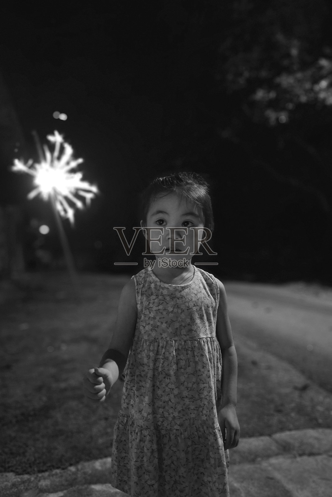 可爱女孩玩闪光的肖像照片摄影图片