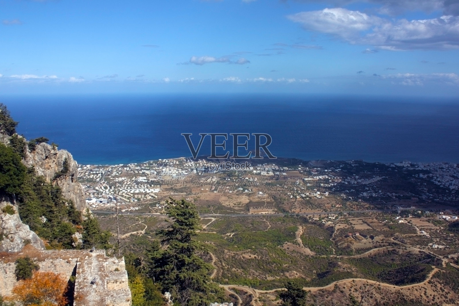 海滨城市和海洋的广阔景观,蓝天清澈无云照片摄影图片