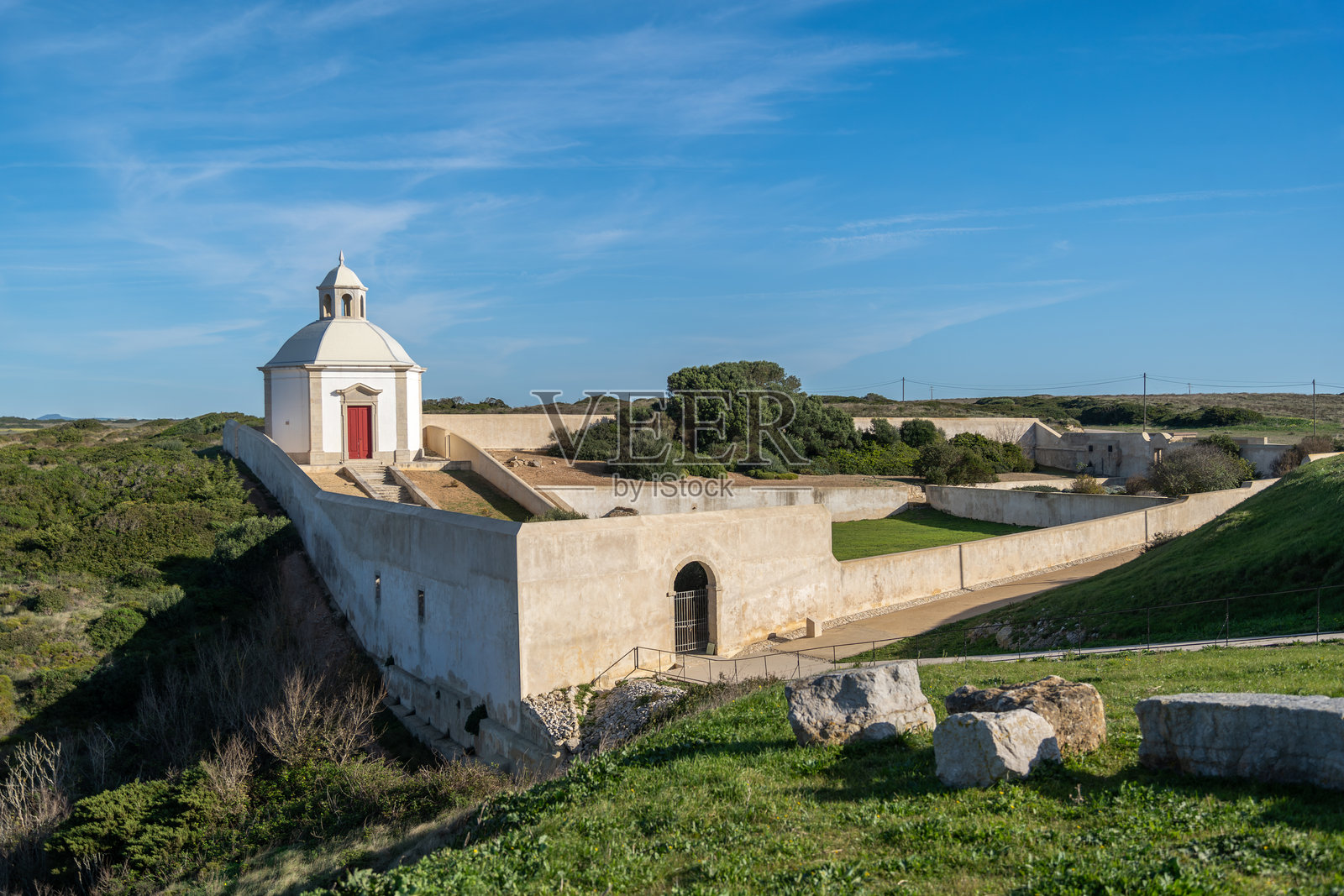 在阳光明媚的日子里,位于葡萄牙埃斯皮谢尔的我们的圣母水屋(Casa da Água)照片摄影图片