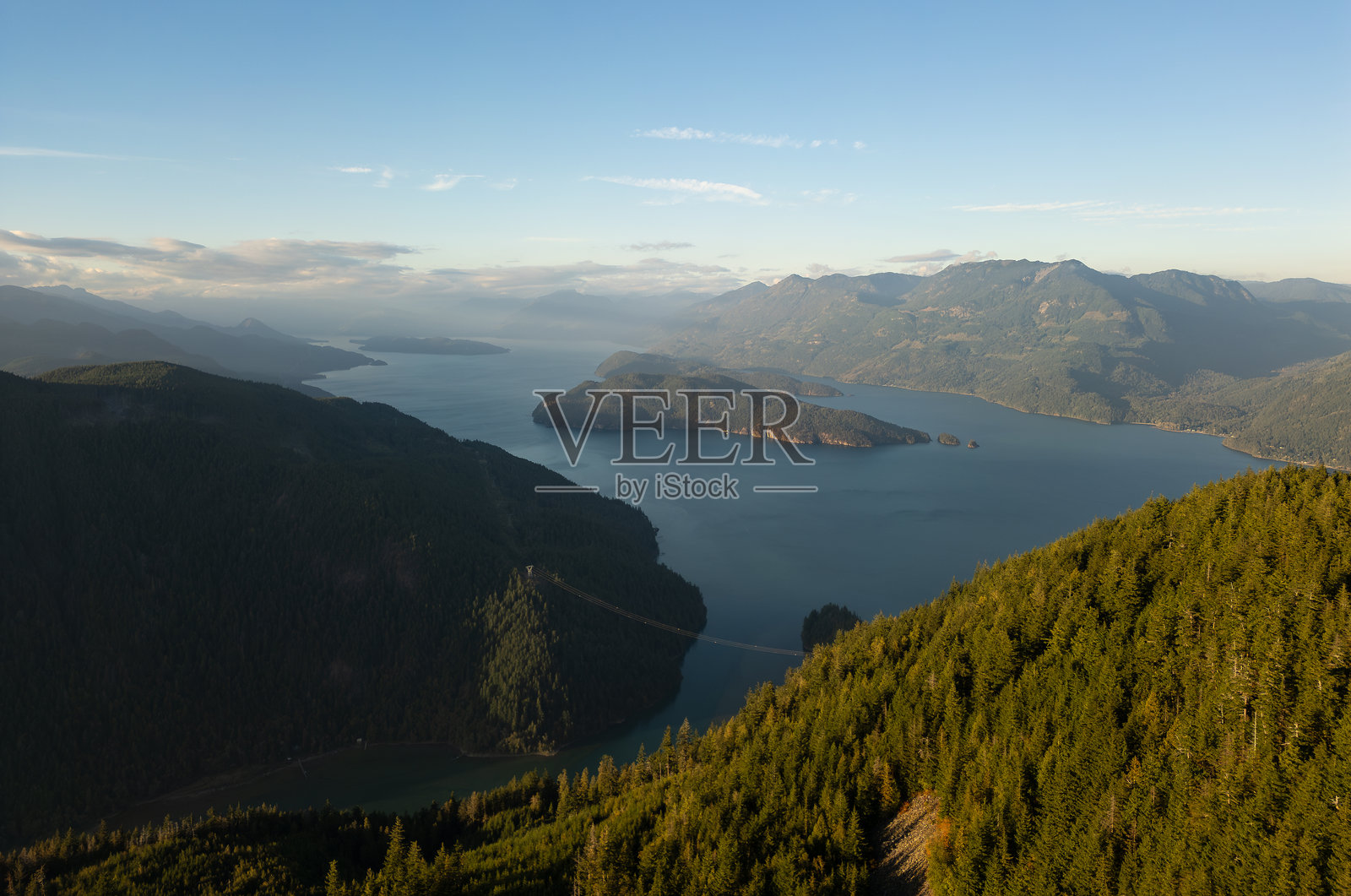 不列颠哥伦比亚省加拿大迷人的哈里森湖空中视图,四周环绕着郁郁葱葱的森林照片摄影图片