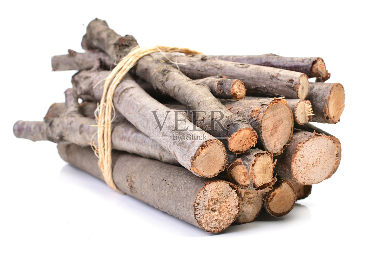 白色背景上的锯木头照片摄影图片