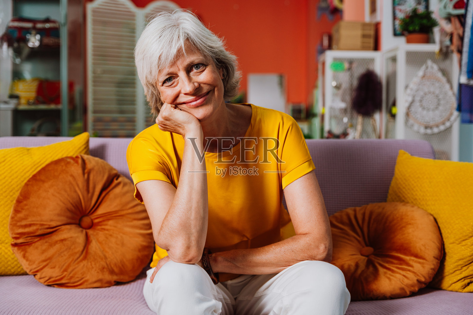 一位年长女性在网上销售衣物和配饰。照片摄影图片