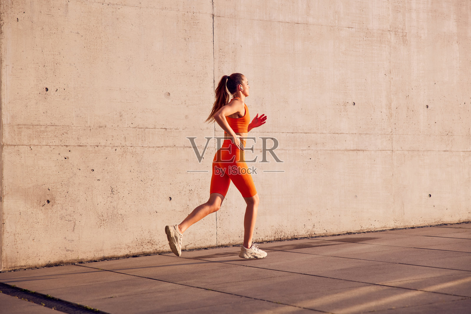 适合的女性在城市环境中户外慢跑照片摄影图片