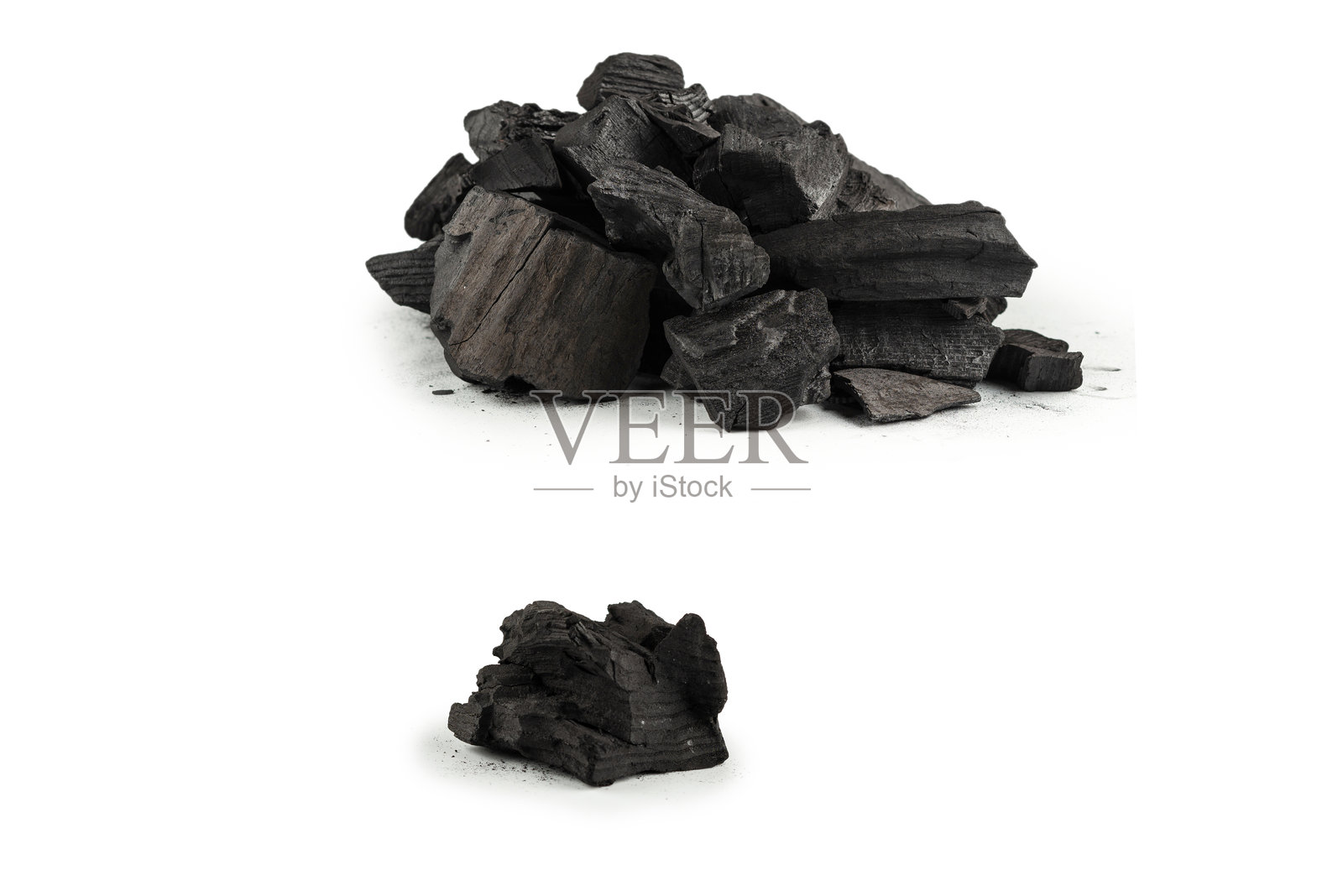 黑橡木煤炭,背景为白色。照片摄影图片