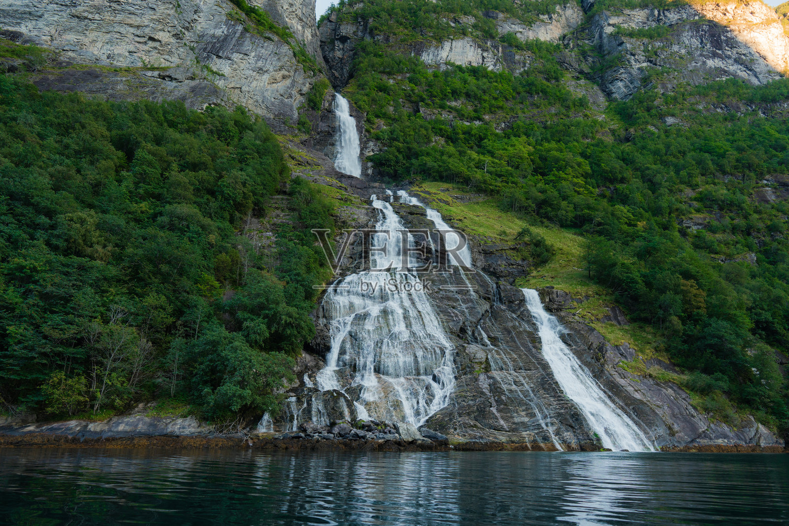 挪威船上可见的风景如画的瀑布照片摄影图片