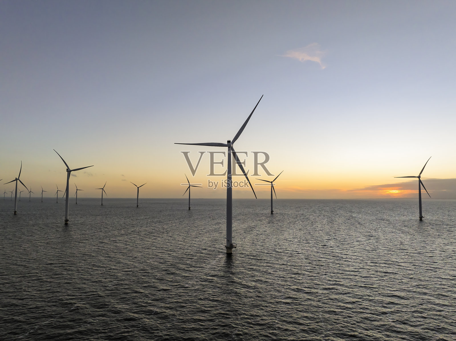 海上风电场中的风力涡轮机正在发电照片摄影图片