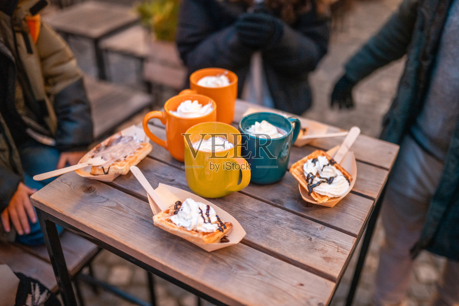 节日户外桌子,上面摆放着热饮和华夫饼照片摄影图片