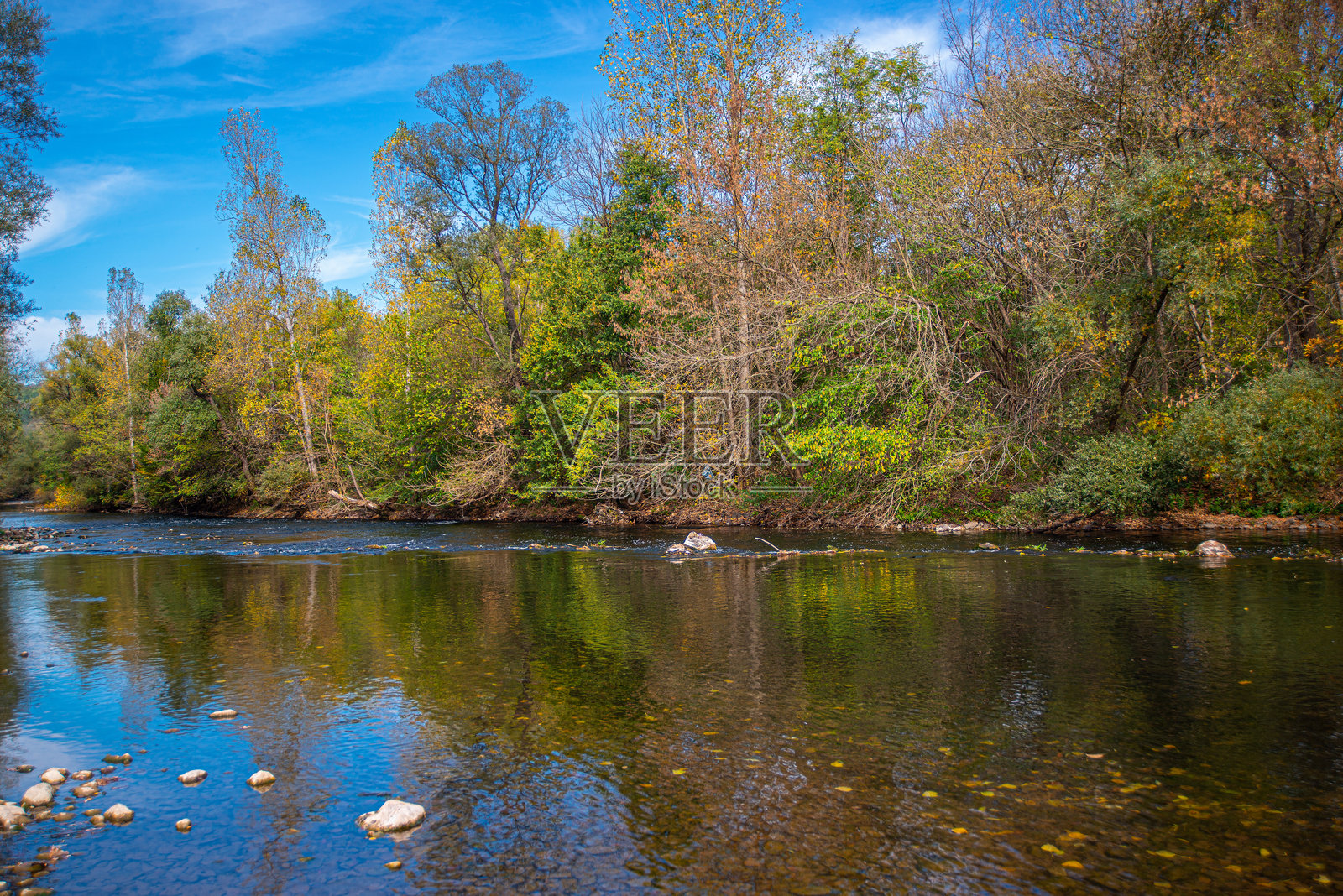 尼斯瓦河与美丽的风景照片摄影图片