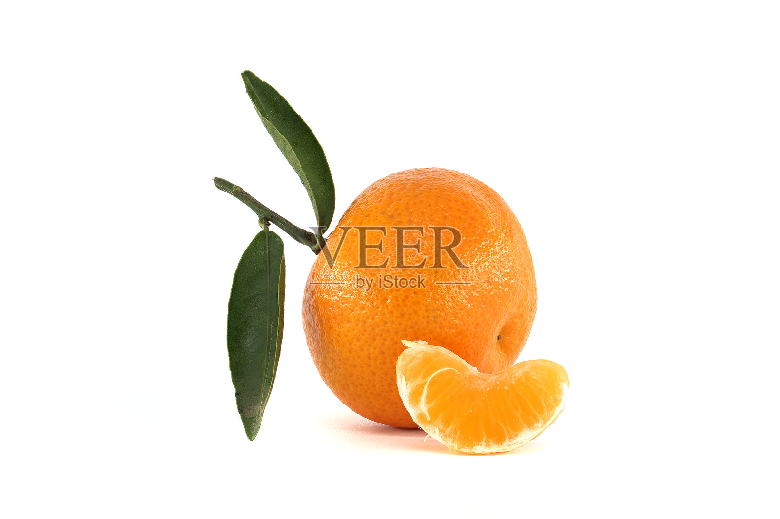 新鲜橙子带叶子放在白色背景上,橙子切片展示照片摄影图片