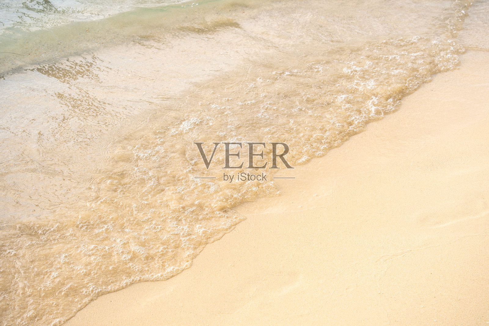 海滩的自然风光与蓝色海水,阳光明媚的夏天,沙滩上闪闪发光的海水。夏季假期概念的沙滩沙子背景。照片摄影图片